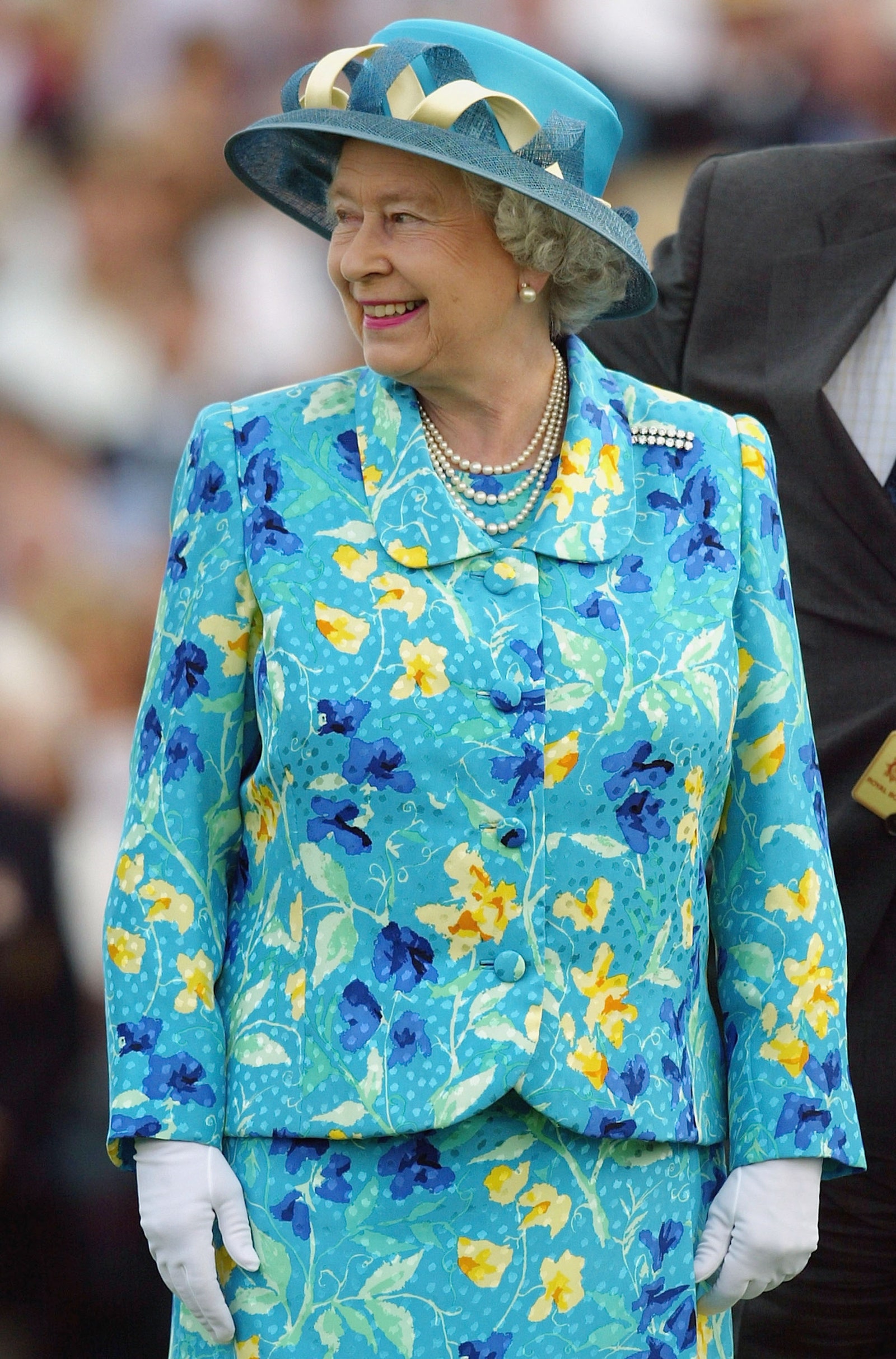 Nữ hoàng Anh diện trang phục hoa xanh lam tạo hình bởi Angela Kelly