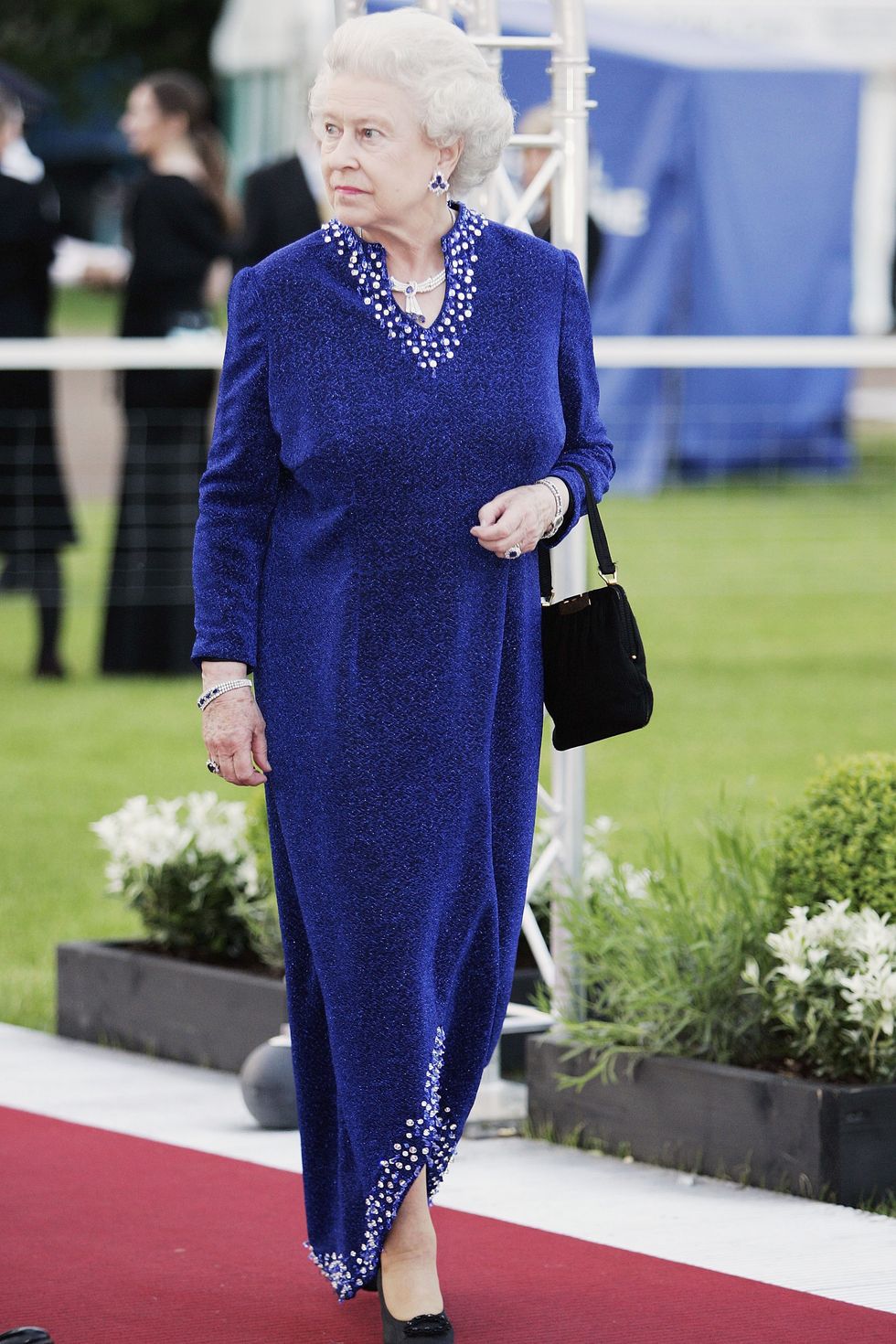 Nữ hoàng Anh diện trang phục xanh lam