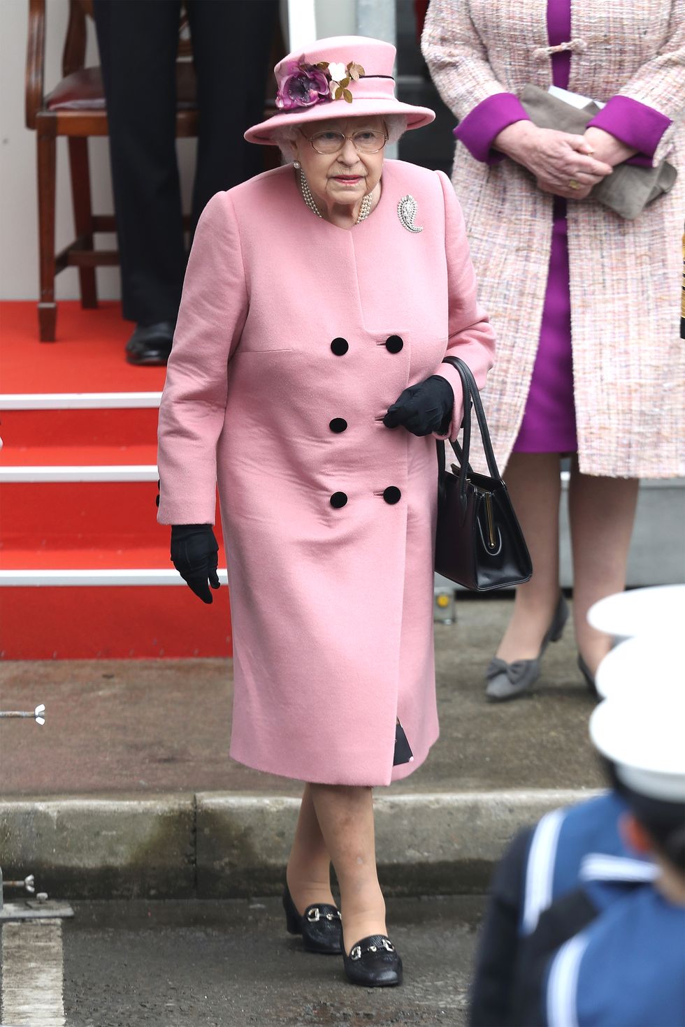 Nữ hoàng diện outfit hồng phớt tại lễ kỉ niệm HMS Ocean tạo hình bởi Angela Kelly