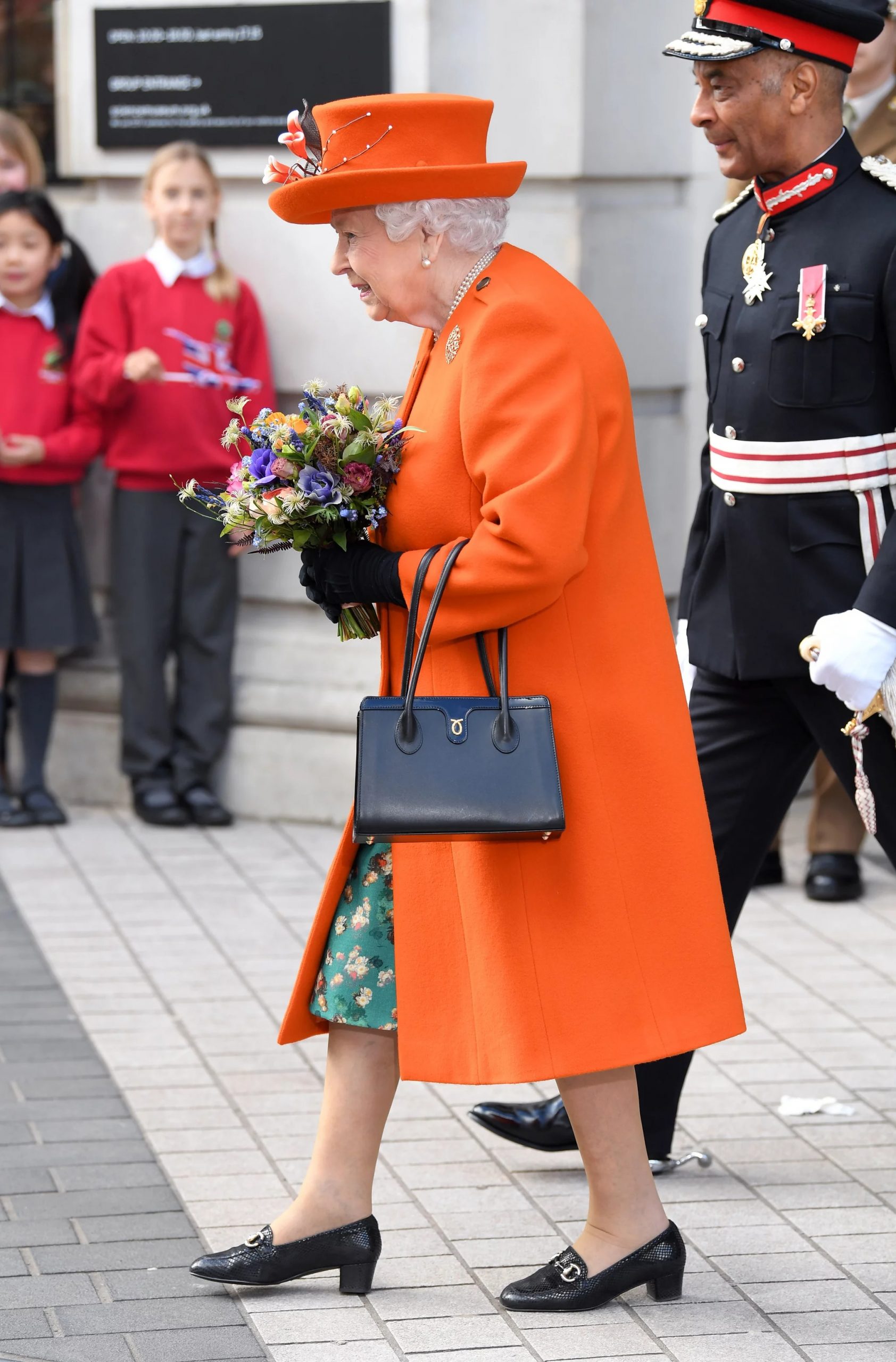 nu hoang elizabeth ii dien outfit mau cam - Stylist Angela Kelly vén màn bí mật về vẻ ngoài của Nữ hoàng Anh