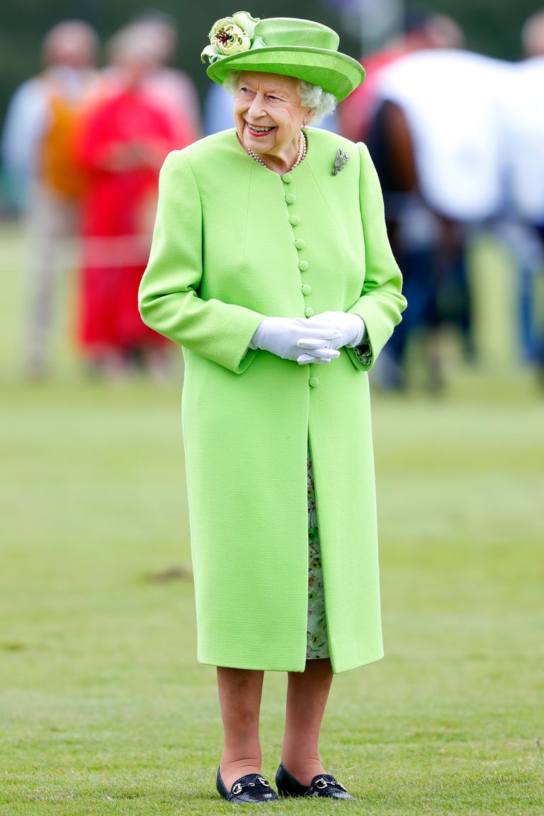 nu hoang mac trang phuc xanh la - Stylist Angela Kelly vén màn bí mật về vẻ ngoài của Nữ hoàng Anh