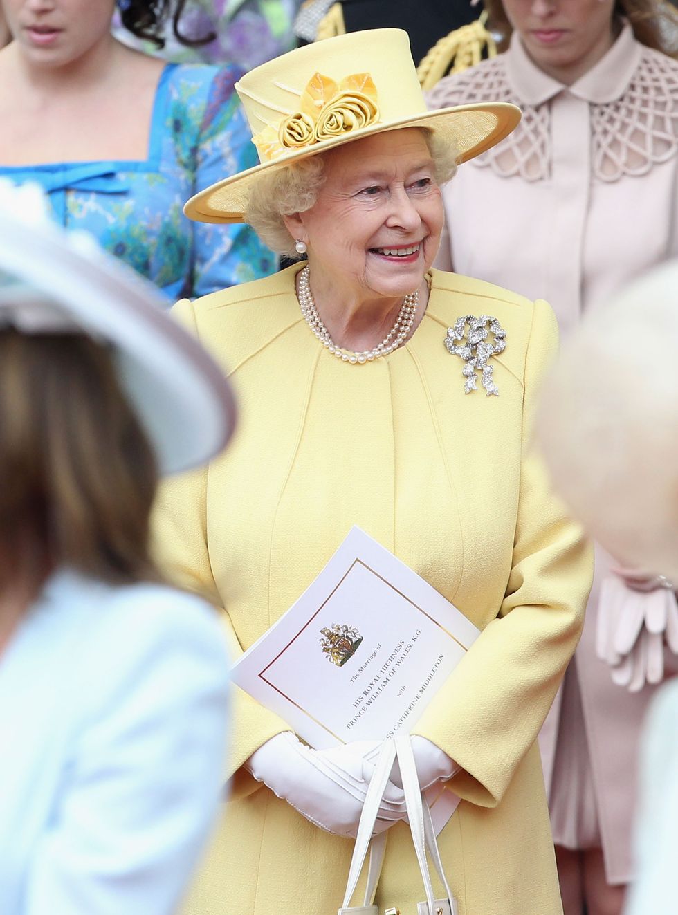 Trang mục màu vàng chanh Queen Elizabeth II