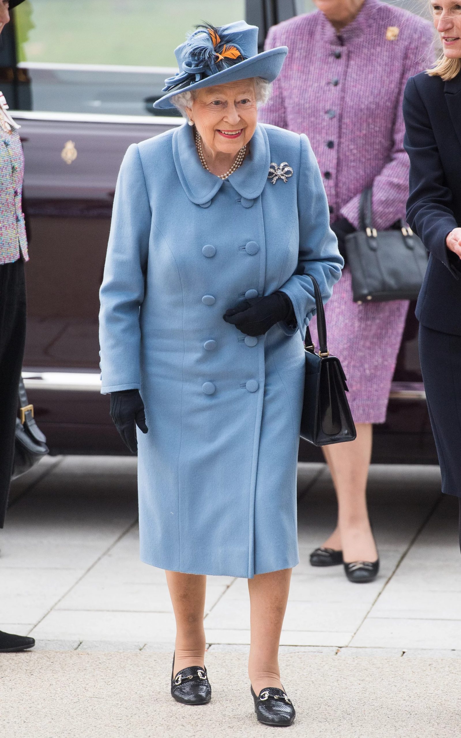 Trang phục xanh lam của nữ hoàng Elizabeth II