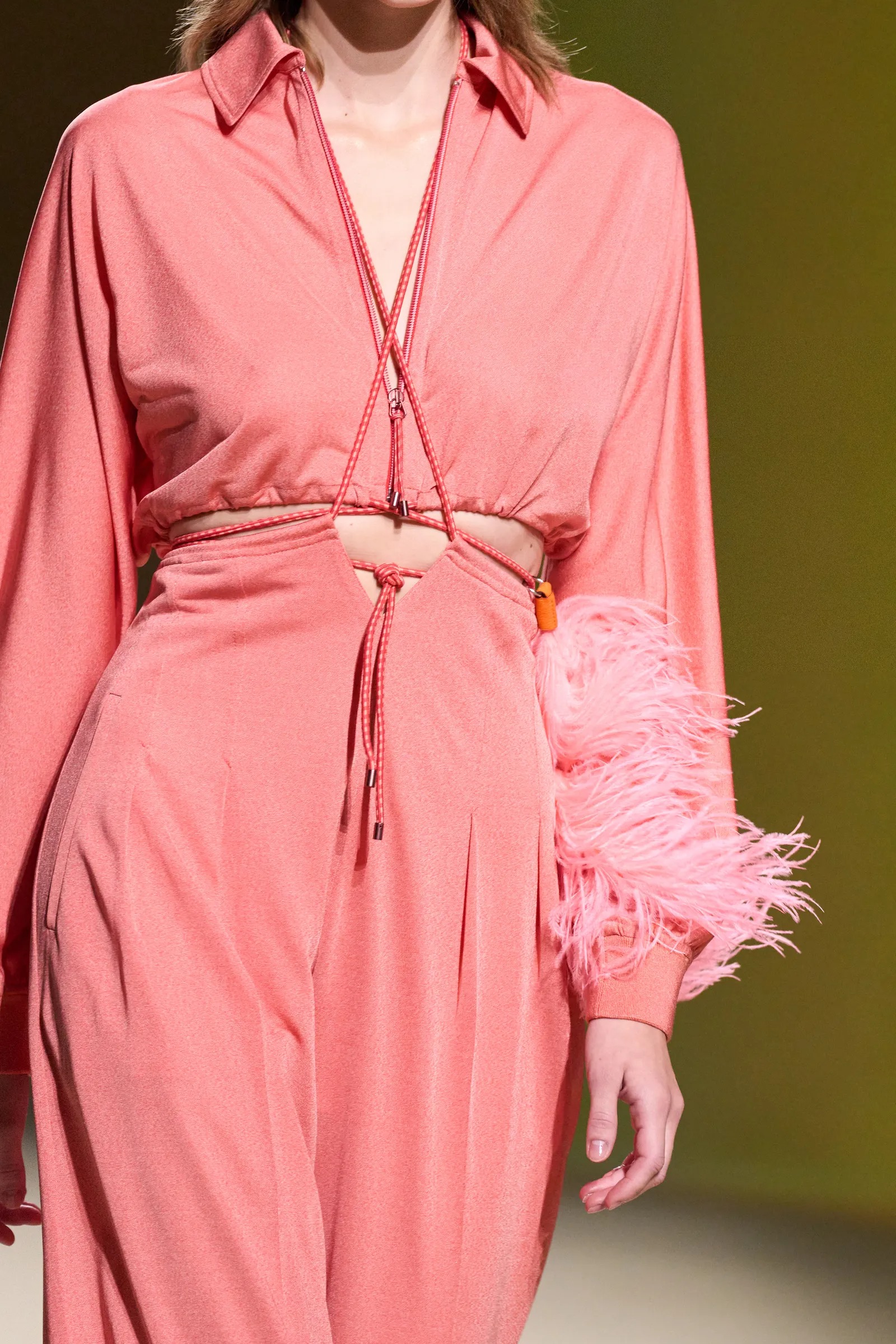 màu hồng trong BST Xuân Hè 2023 của Hermès