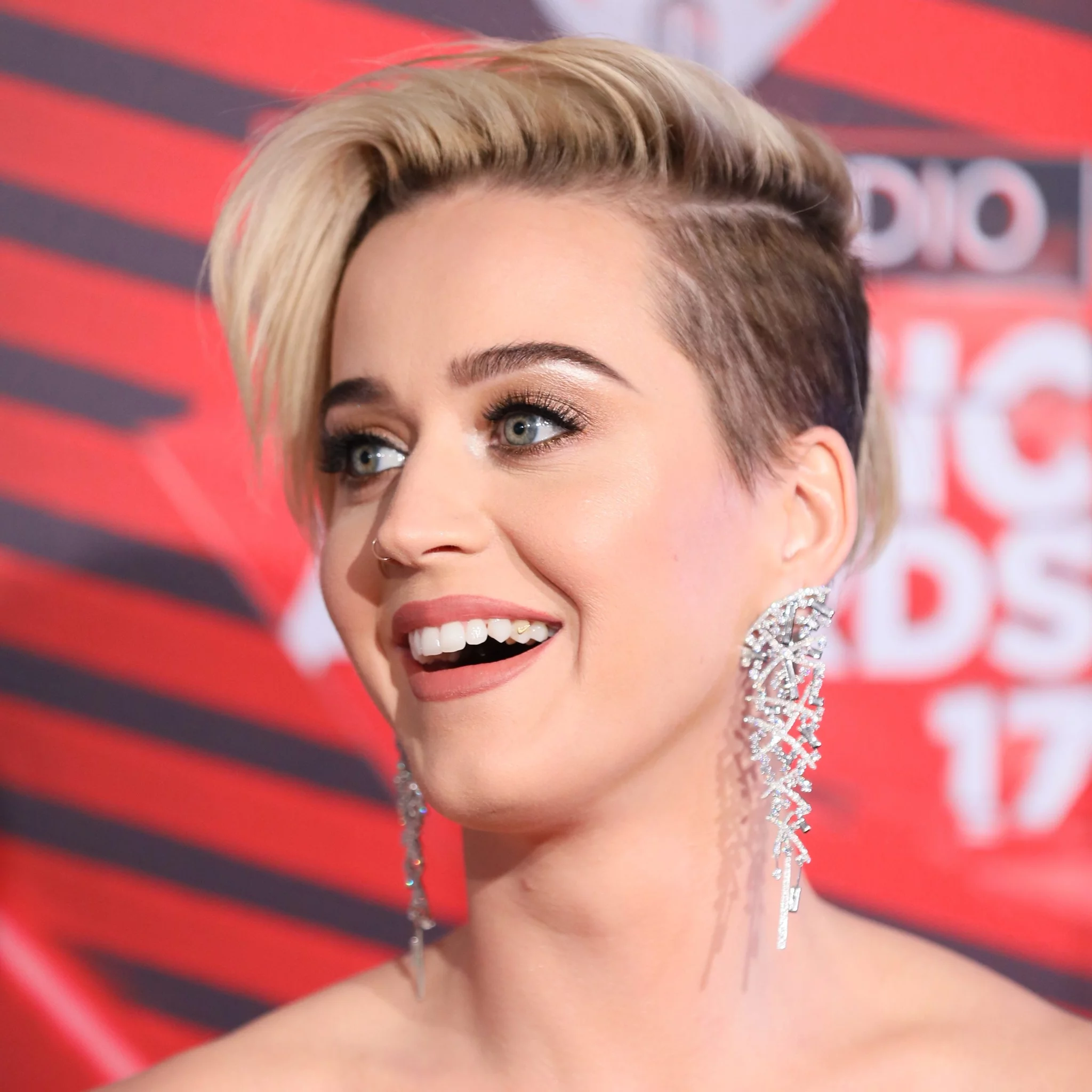 Katy Perry và mẫu răng ấn tượng