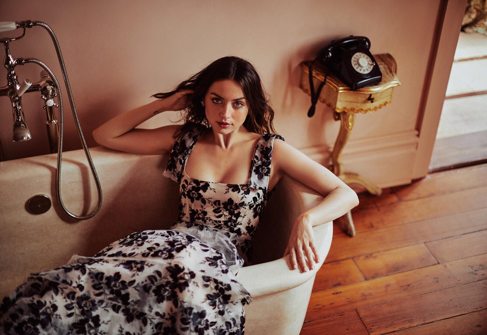 Toả sáng rực rỡ như “đoá hồng Cuba” Ana de Armas ở độ tuổi 34 ana de armas 1 - Toả sáng rực rỡ như “đoá hồng Cuba” Ana de Armas ở độ tuổi 34
