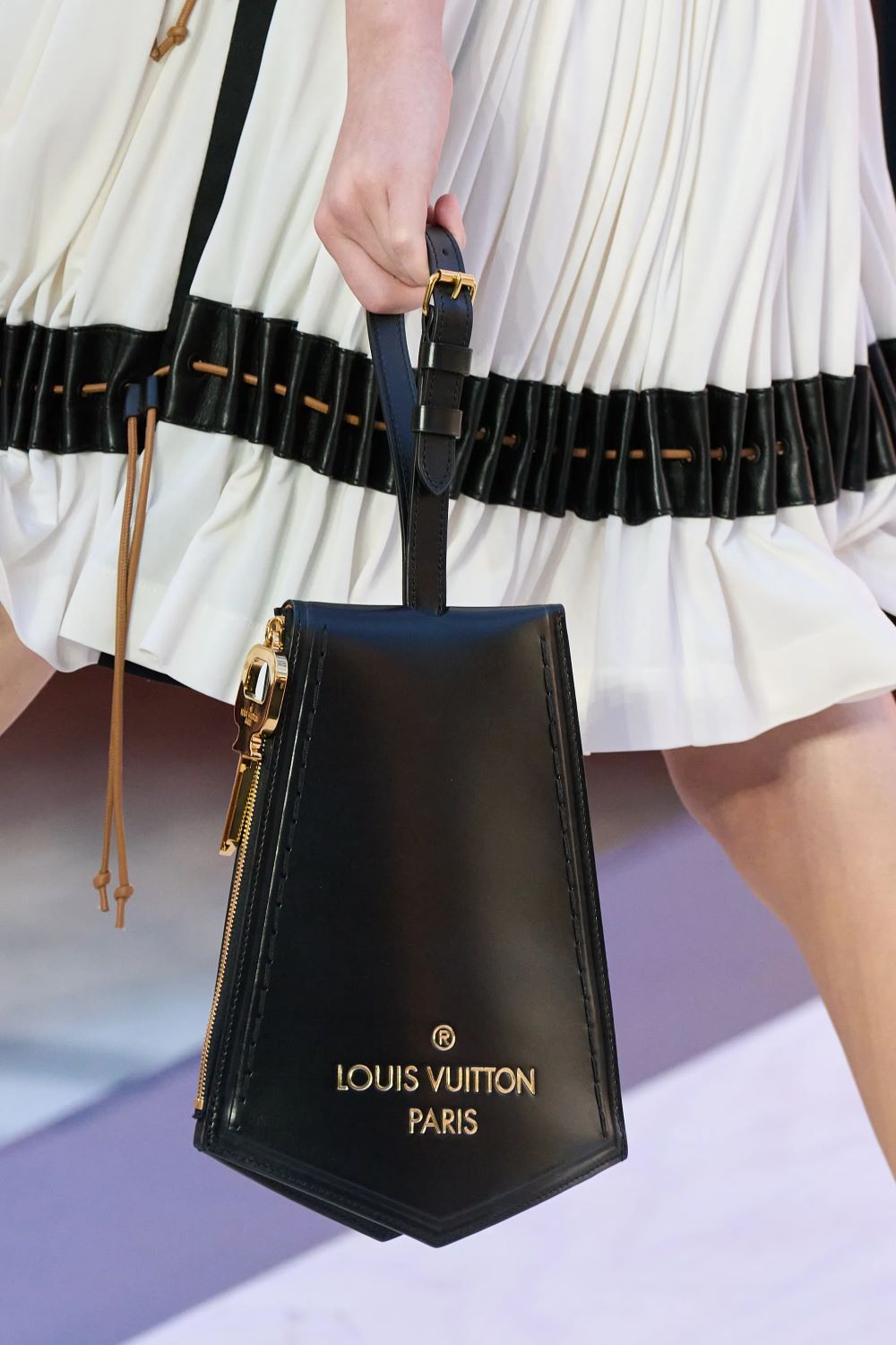 00012 louis vuitton spring 2023 ready to wear - Louis Vuitton Xuân-Hè 2023: Cuộc chơi phóng đại đầy phấn khích