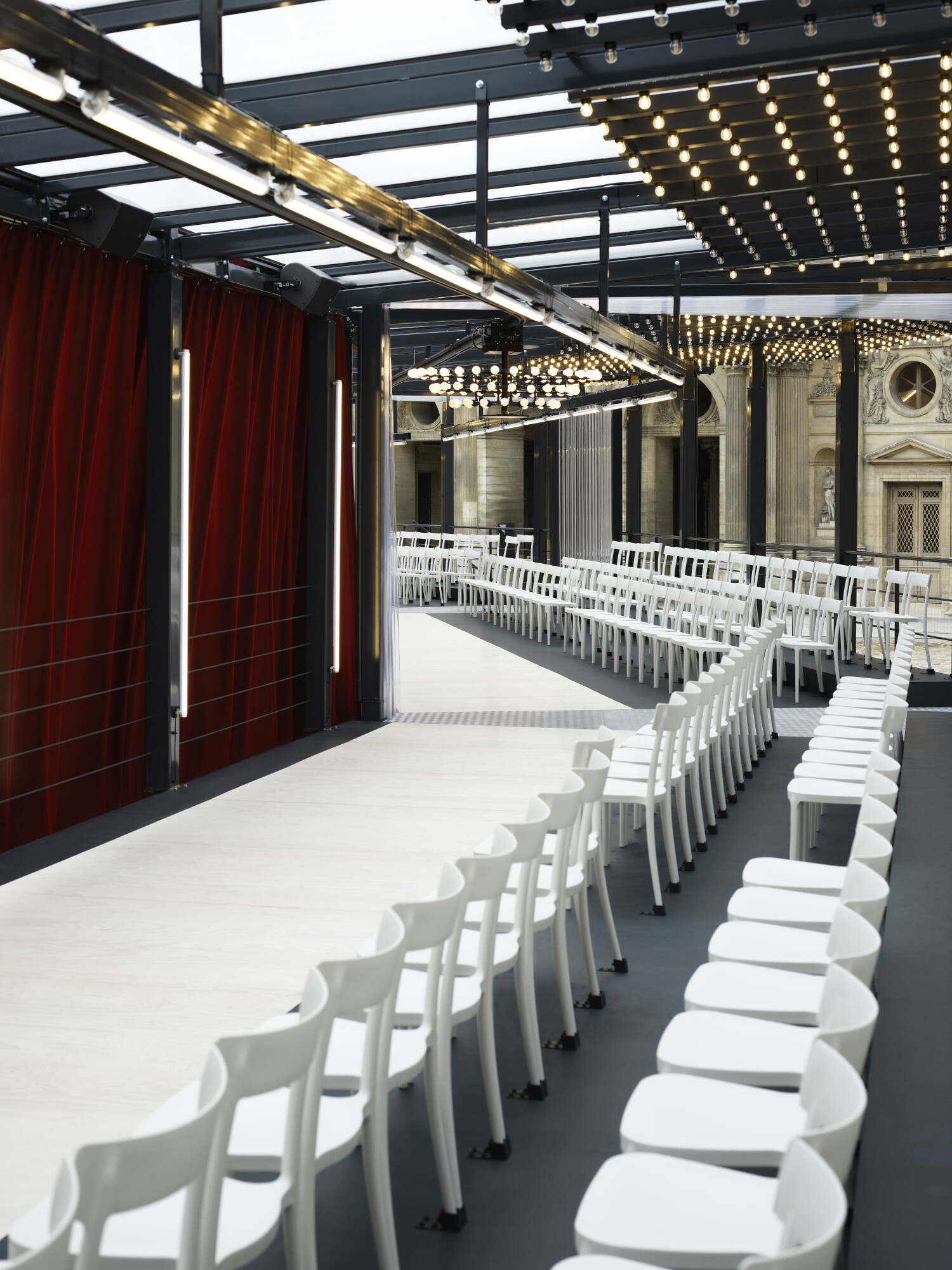 Louis Vuitton Xuân-Hè 2023: Cuộc chơi phóng đại đầy phấn khích can canh san runway cua cac vi khach moi lv ss23 - Louis Vuitton Xuân-Hè 2023: Cuộc chơi phóng đại đầy phấn khích