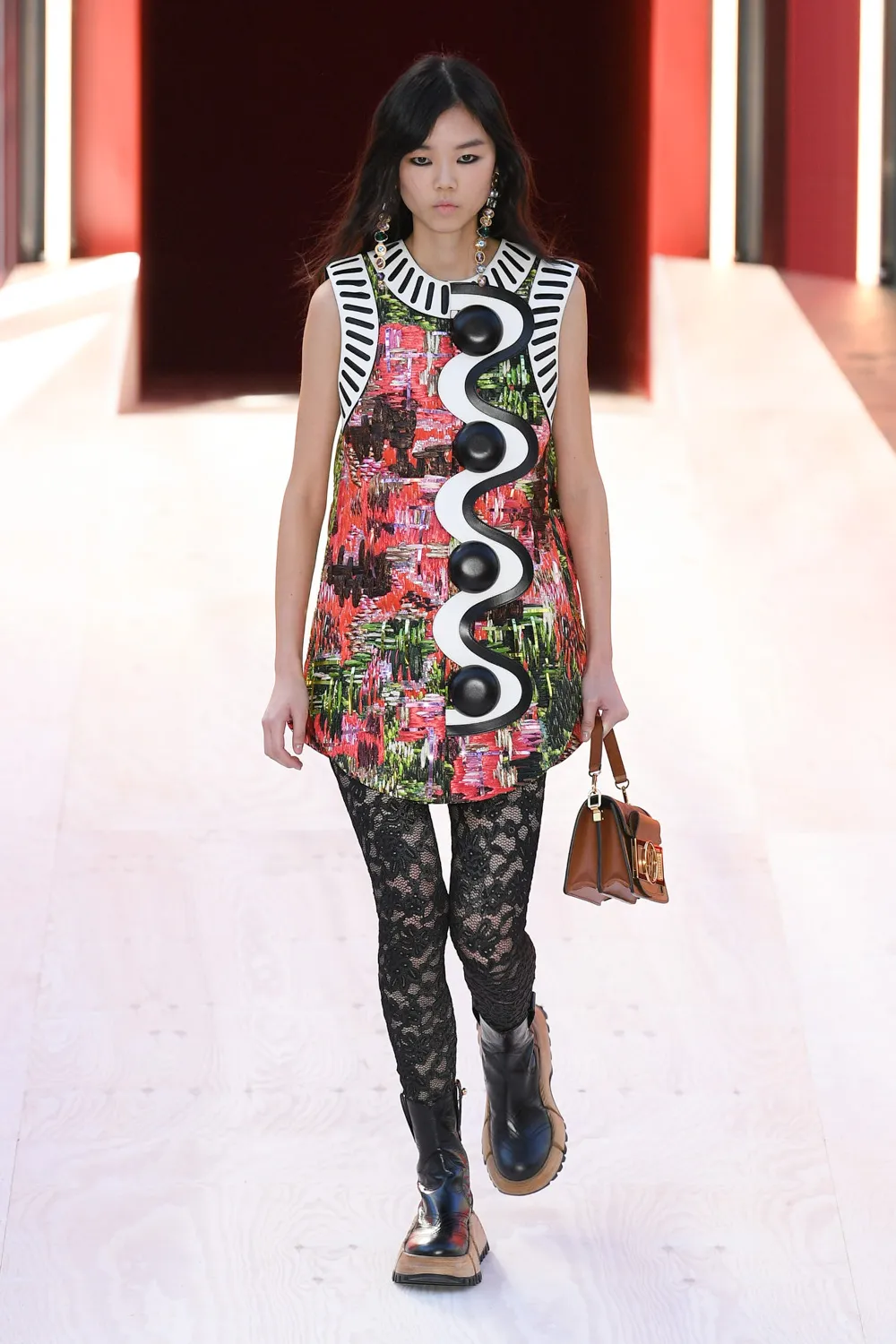 lv rtw xuan he 2023 look 13 - Louis Vuitton Xuân-Hè 2023: Cuộc chơi phóng đại đầy phấn khích