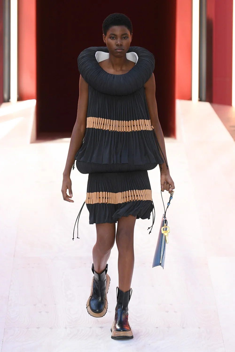 lv rtw xuan he 2023 look 3 - Louis Vuitton Xuân-Hè 2023: Cuộc chơi phóng đại đầy phấn khích