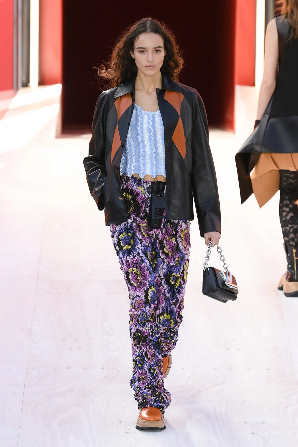 lv rtw xuan he 2023 look 37 - Louis Vuitton Xuân-Hè 2023: Cuộc chơi phóng đại đầy phấn khích