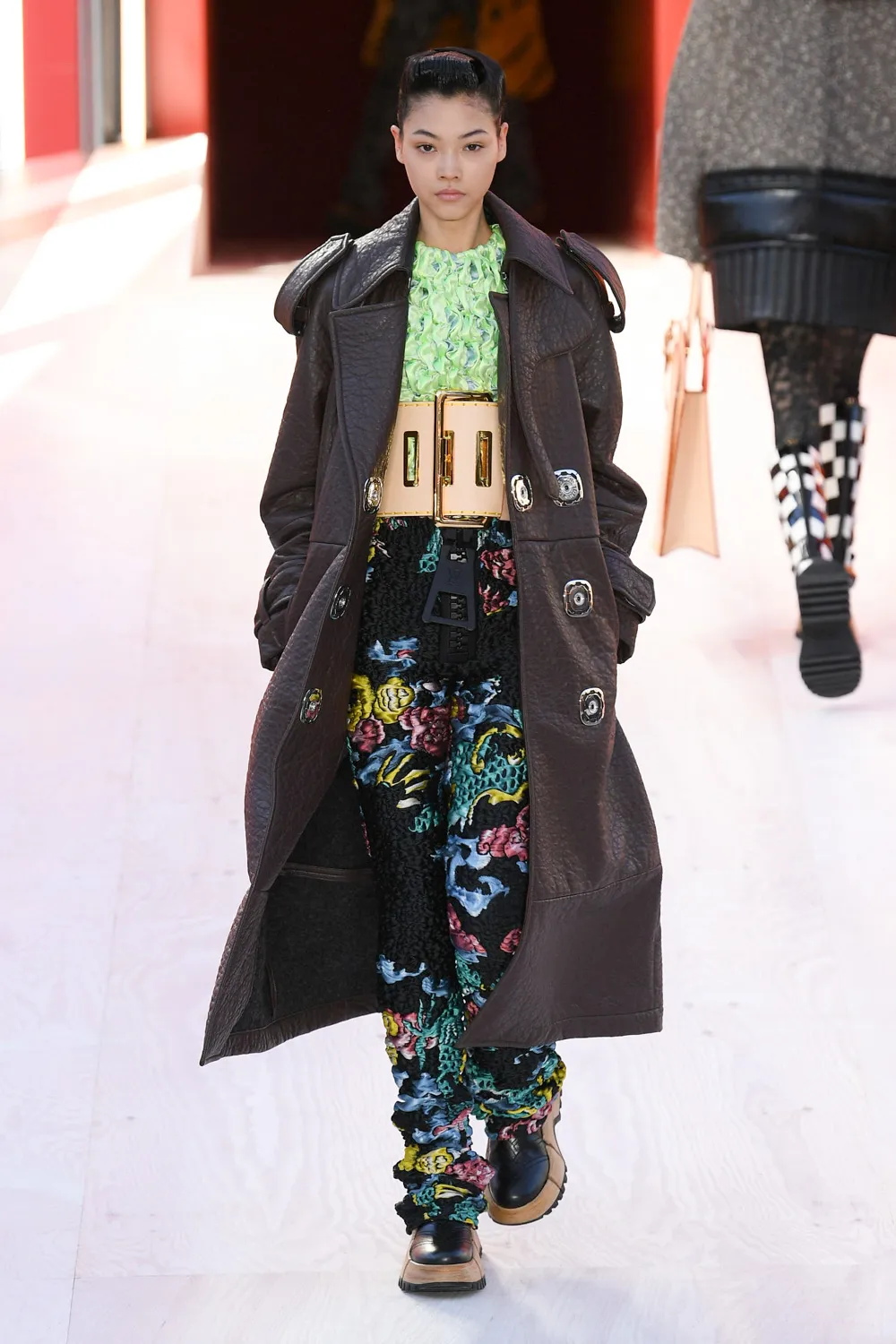 lv rtw xuan he 2023 look 39 - Louis Vuitton Xuân-Hè 2023: Cuộc chơi phóng đại đầy phấn khích
