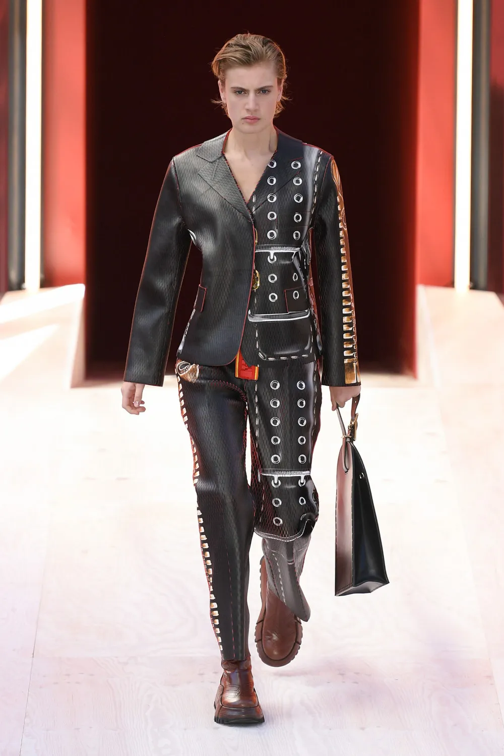 lv rtw xuan he 2023 look 6 - Louis Vuitton Xuân-Hè 2023: Cuộc chơi phóng đại đầy phấn khích