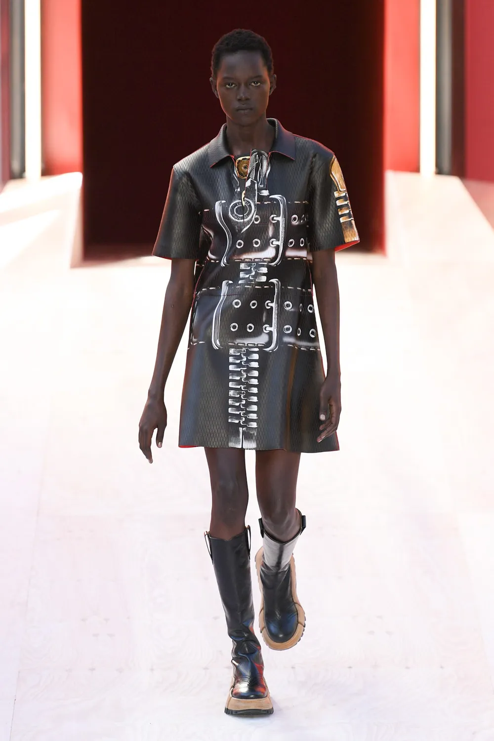 lv rtw xuan he 2023 look 9 - Louis Vuitton Xuân-Hè 2023: Cuộc chơi phóng đại đầy phấn khích