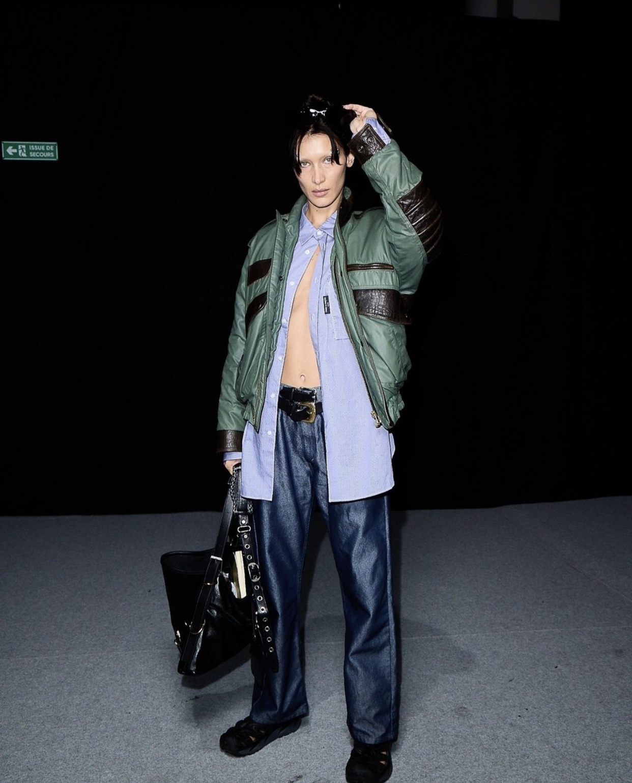 Bella Hadid và áo bomber xu hướng 2022