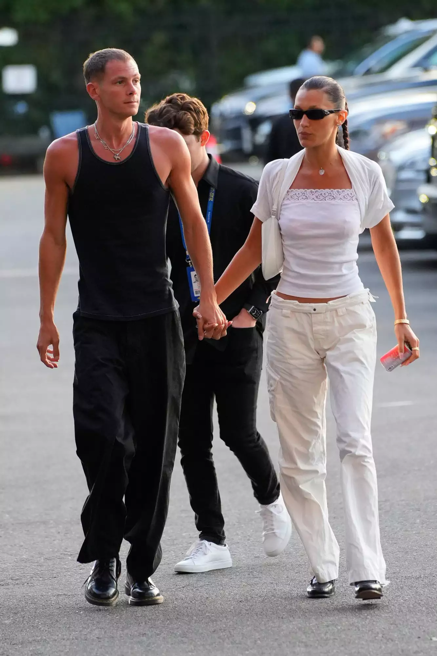 Khuẩy đảo thời trang đường phố cùng Bella Hadid và bạn trai Marc Kalman bella va ban trai mac thoi trang doi - Khuẩy đảo thời trang đường phố cùng Bella Hadid và bạn trai Marc Kalman