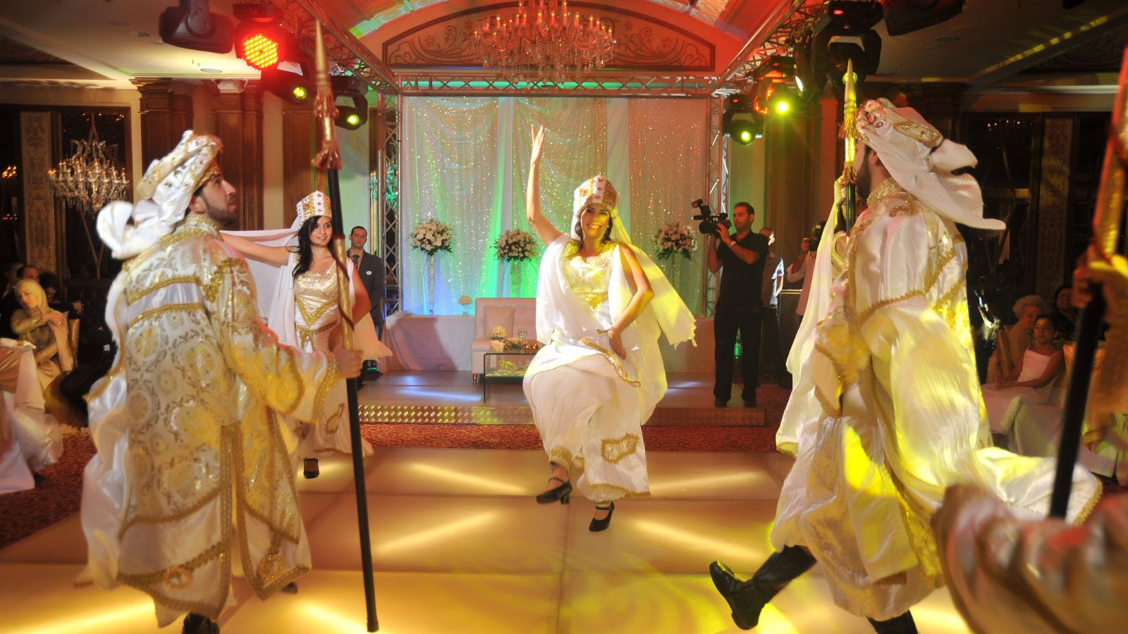 cô dâu chú rể nhảy múa điệu Zaffe trong đám cưới ở Lebanon