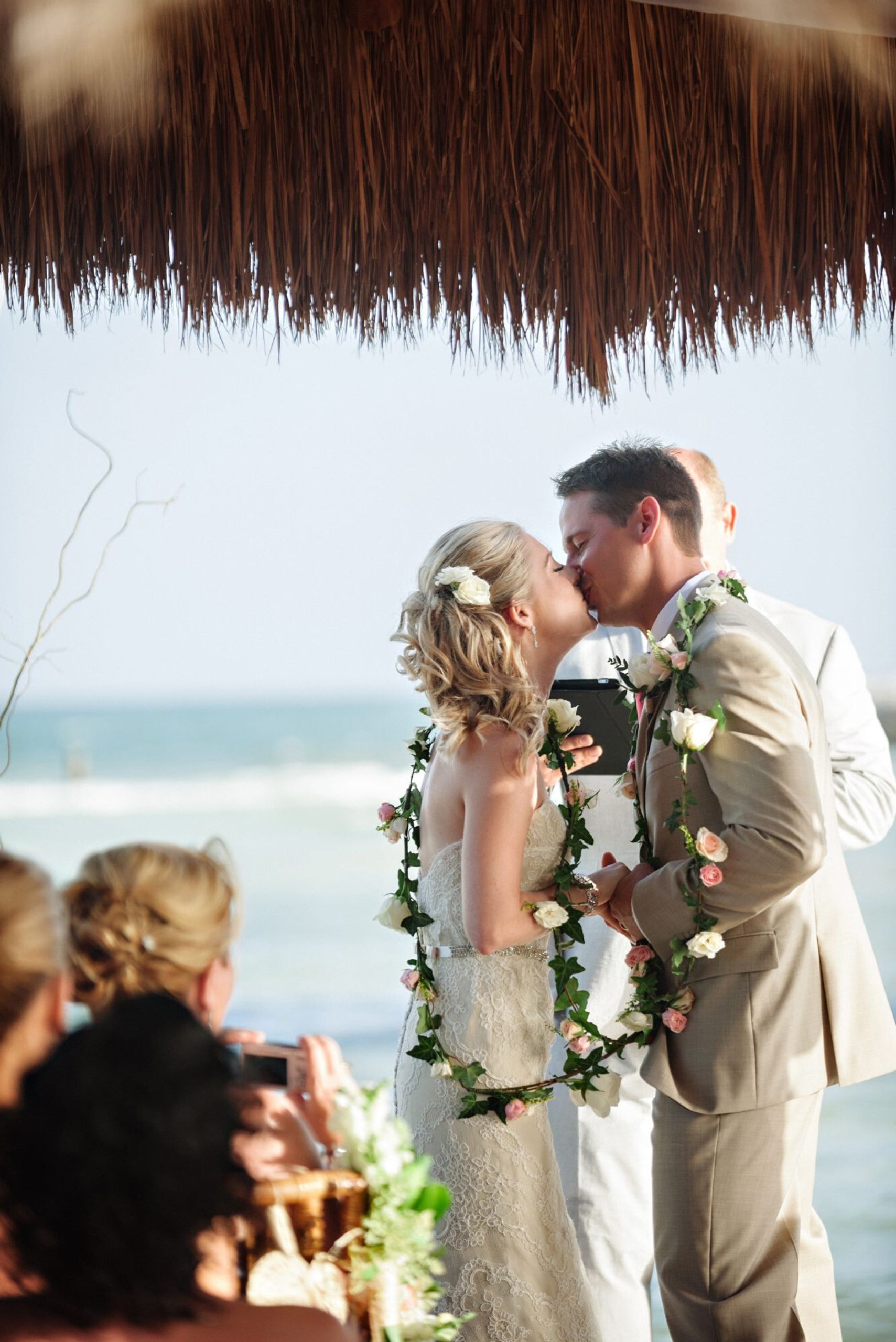 cô dâu chú rể đeo vòng lasso trong đám cưới ở Mexico
