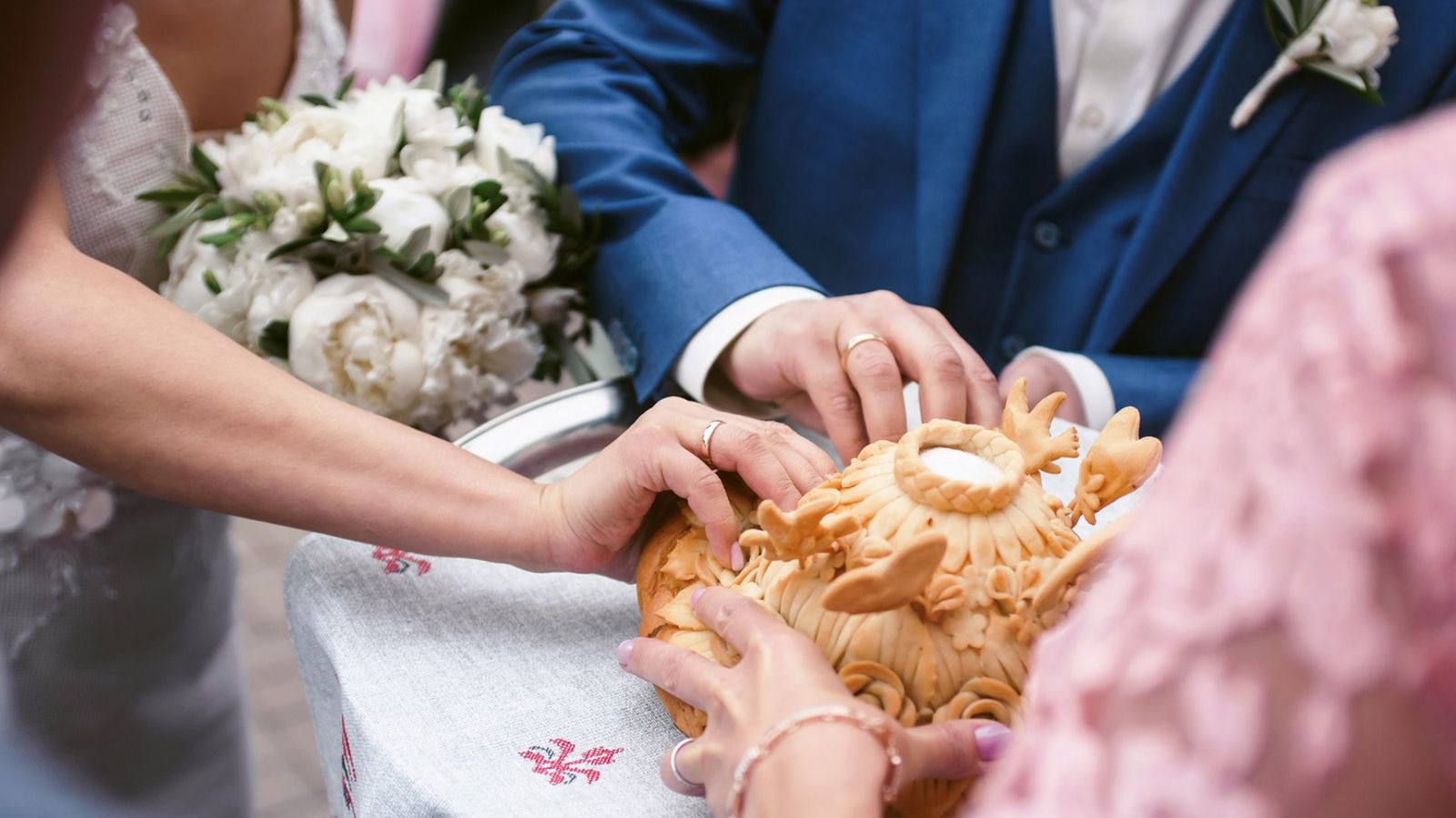 đám cưới truyền thống ở Nga có hoạt động truyền thống Karavay