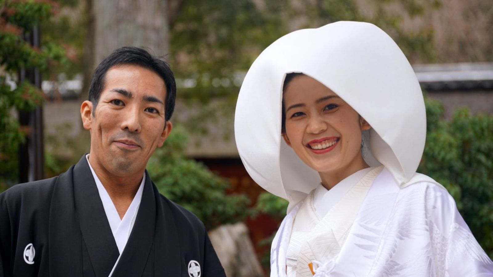 cô dâu đội mũ Tsunokakushi trong một đám cưới truyền thống ở Nhật Bản