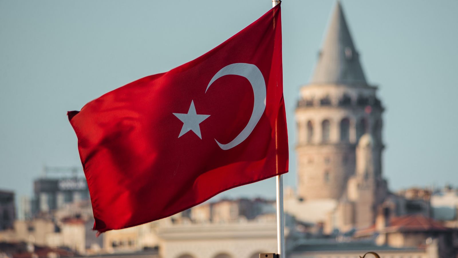 treo quốc kỳ là một trong những phong tục ở đám cưới Thổ Nhĩ Kỳ 