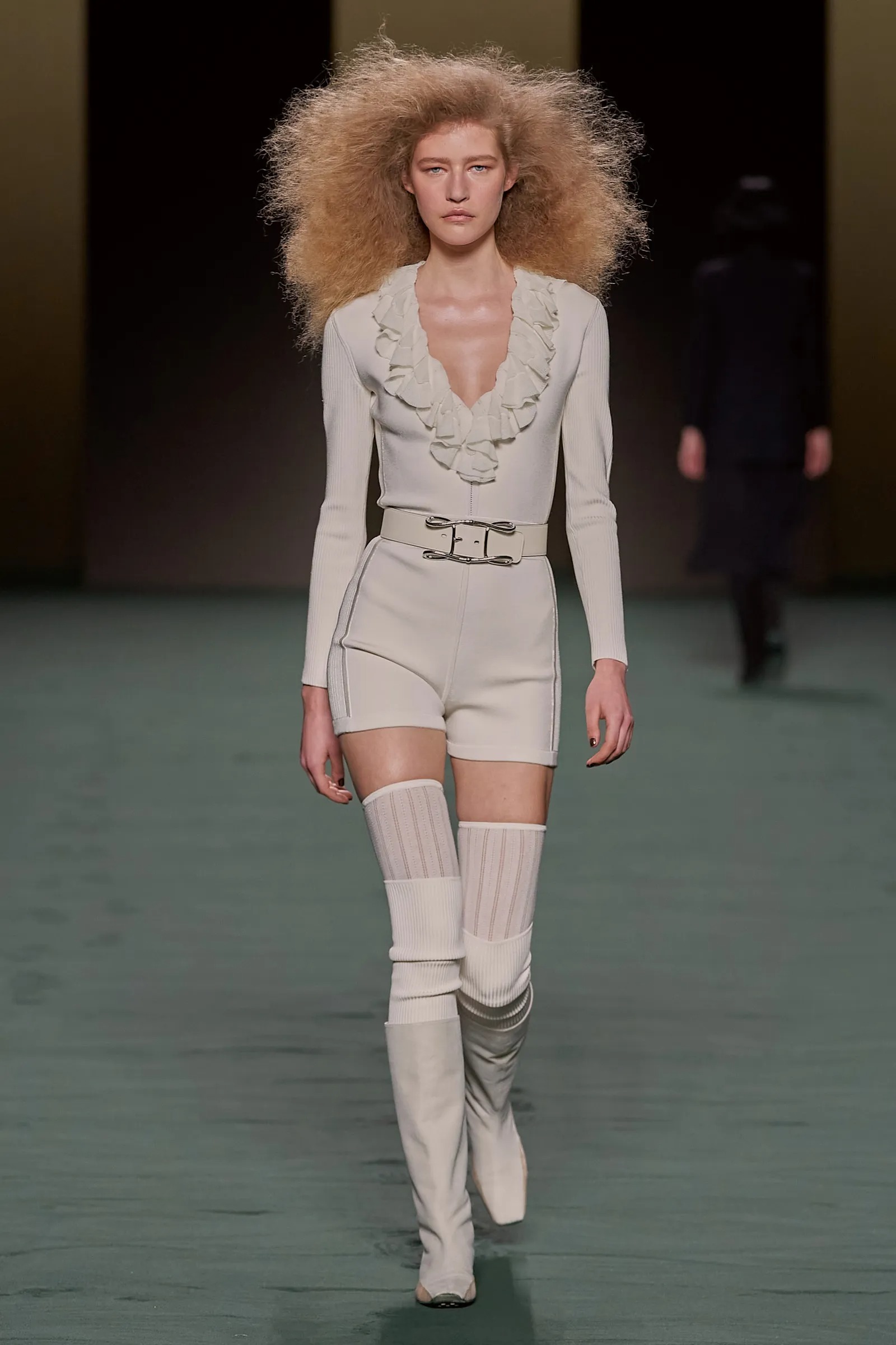 06 hermes fall 2022 ready to wear - Vớ dài “nóng bỏng chân” đổ bộ cùng xu hướng thời trang The Noughties