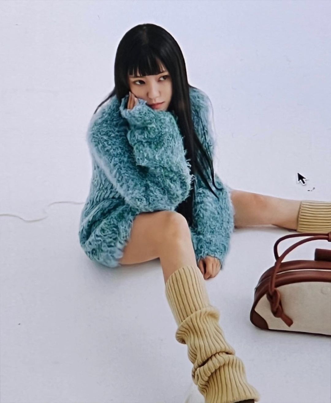 slouch hyominnn - Vớ dài “nóng bỏng chân” đổ bộ cùng xu hướng thời trang The Noughties