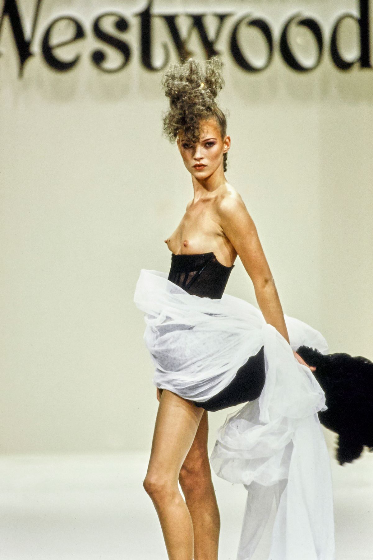 Kate Moss và bộ váy gây xôn xao dư luận tại show Vivienne Westwood