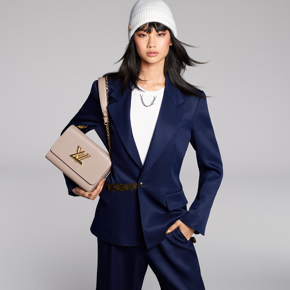 dai su louis vuitton dien lv twist - Jung Ho Yeon mách bạn 6 cách “F5” phong cách casual chic từ các món đồ cơ bản