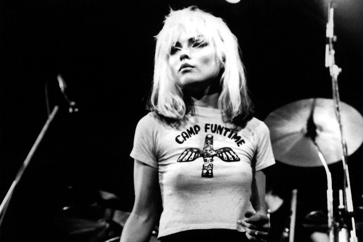 Debbie Harry tiên phong mốt no bra thập niên 80