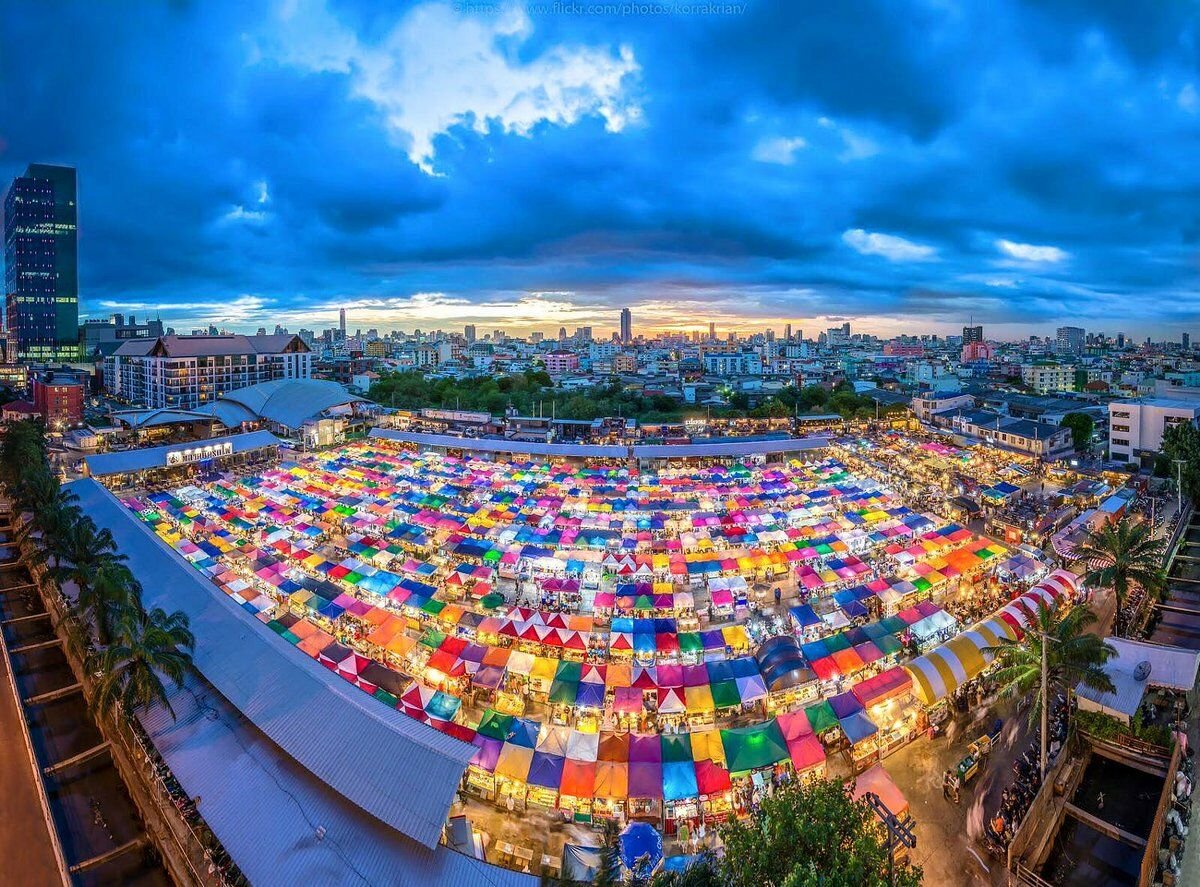 Khung cảnh chợ đêm Chatachuk Thái Lan