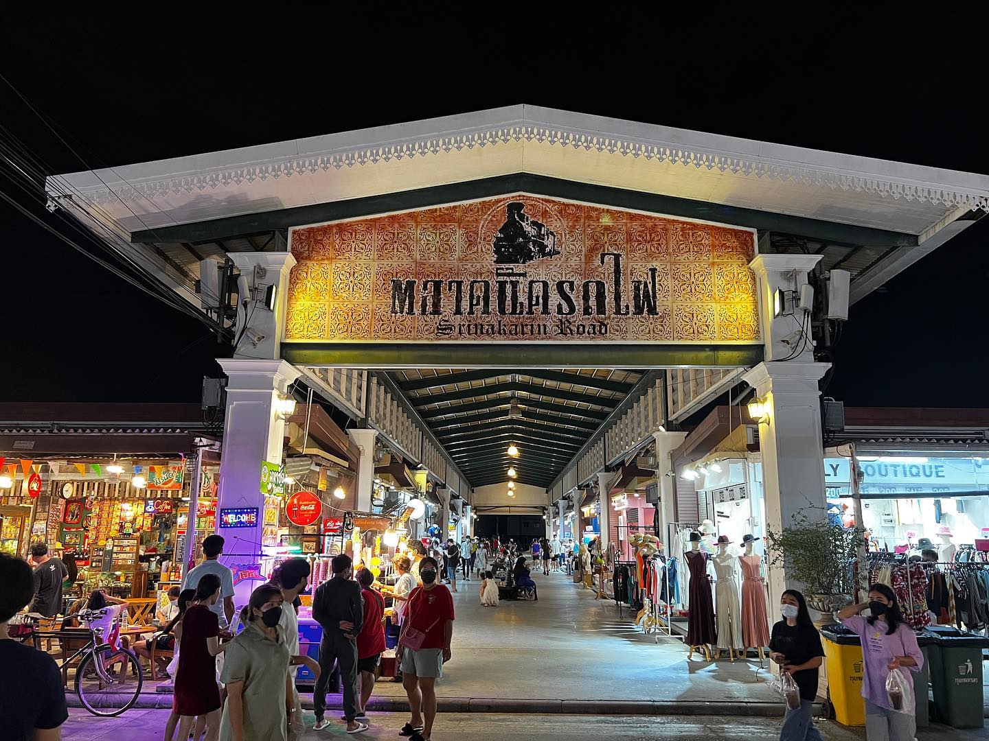 Khung cảnh chợ đêm Srinag Mera