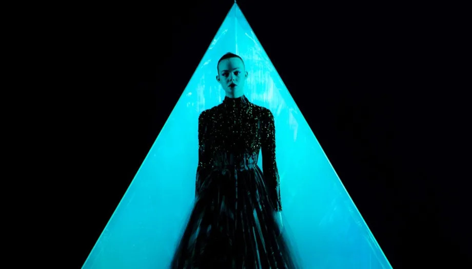 Elle Fanning mặc váy Giles trong Neon Demon