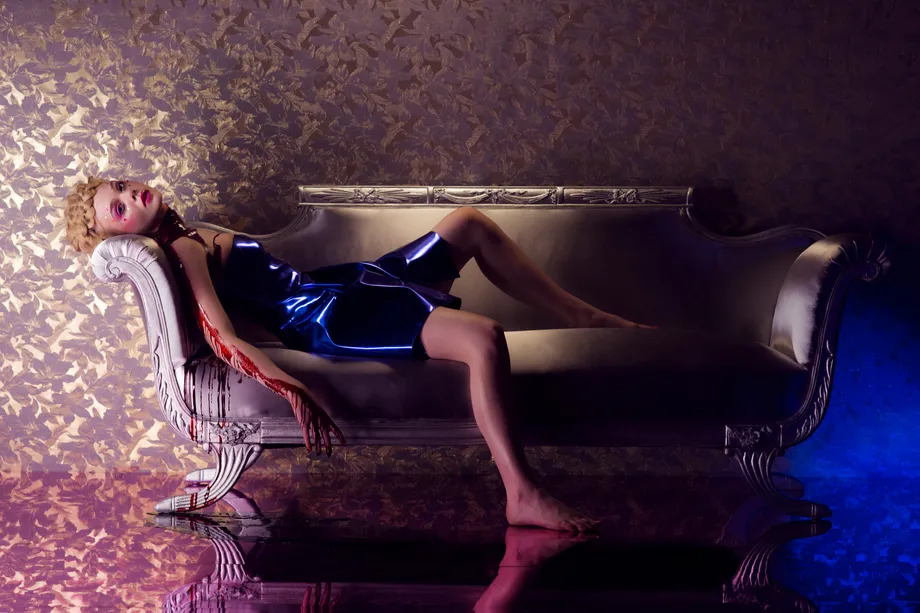 Váy Armani xanh của Elle Fanning trong The Neon Demon