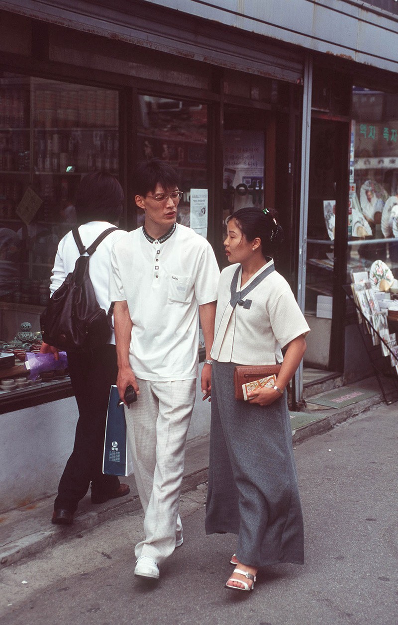 hanbok cach tan 1990 - Thời trang Hàn Quốc những năm 1990 – Phóng khoáng trên từng con phố