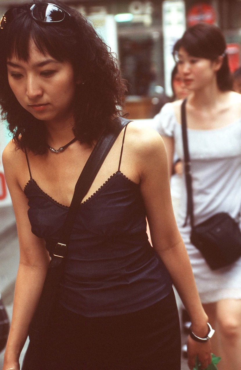 áo hai dây trên đường phố seoul thập niên 90