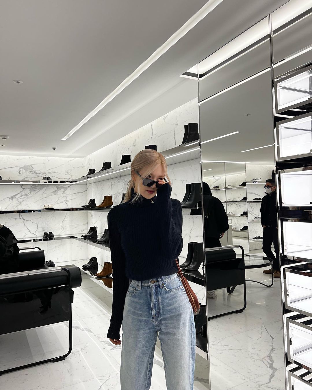 Rose diện áo cổ lọ đen và jeans basic