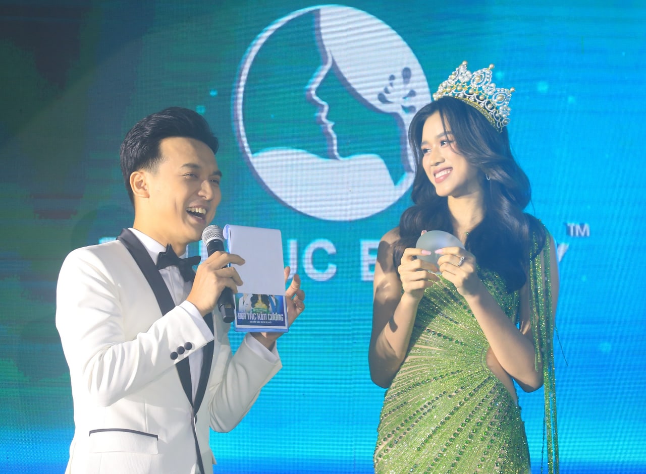 Hoa hậu Đỗ Hà trải nghiệm túi ngực cao cấp tại ngay tại sự kiện của Thu Cúc