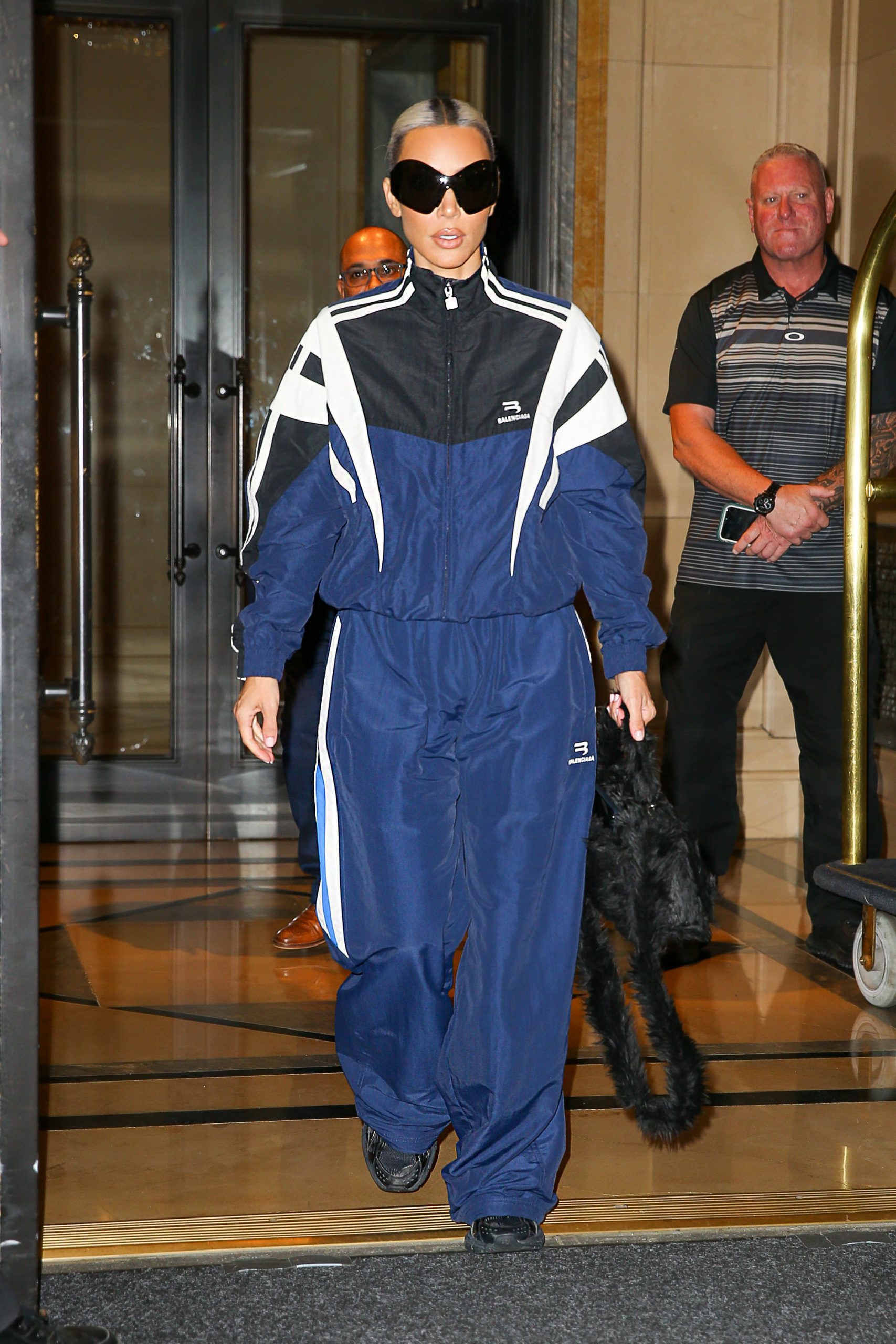 Kim K diện tracksuit của Balenciaga