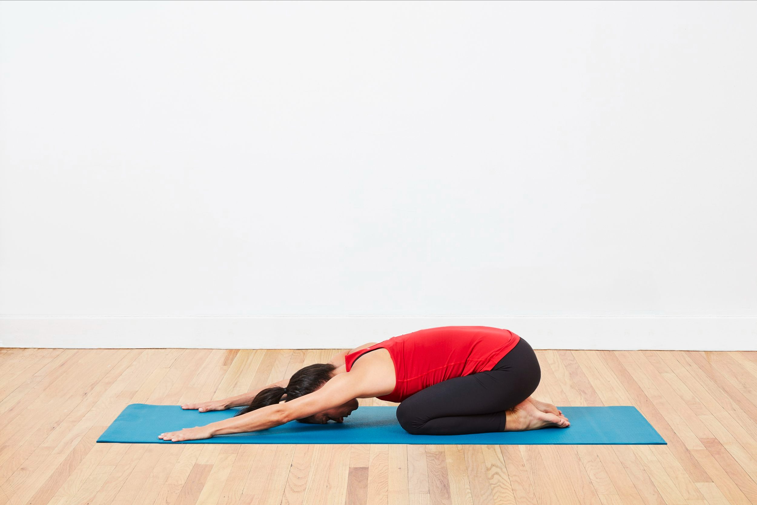 yoga child pose verywell - 10 động tác yoga đơn giản giúp giảm đau lưng cho các nàng văn phòng