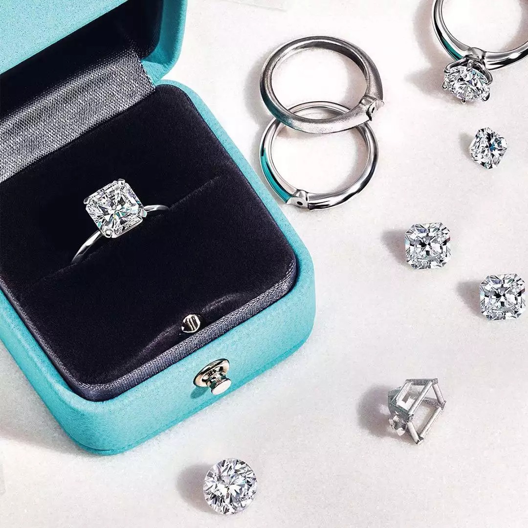 nhẫn đính hôn kim cương của Tiffany & Co.