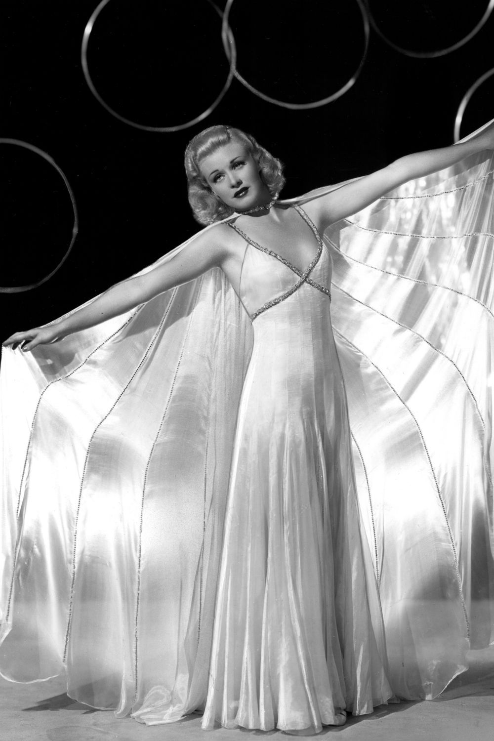 Ginger Rogers váy đối xứng