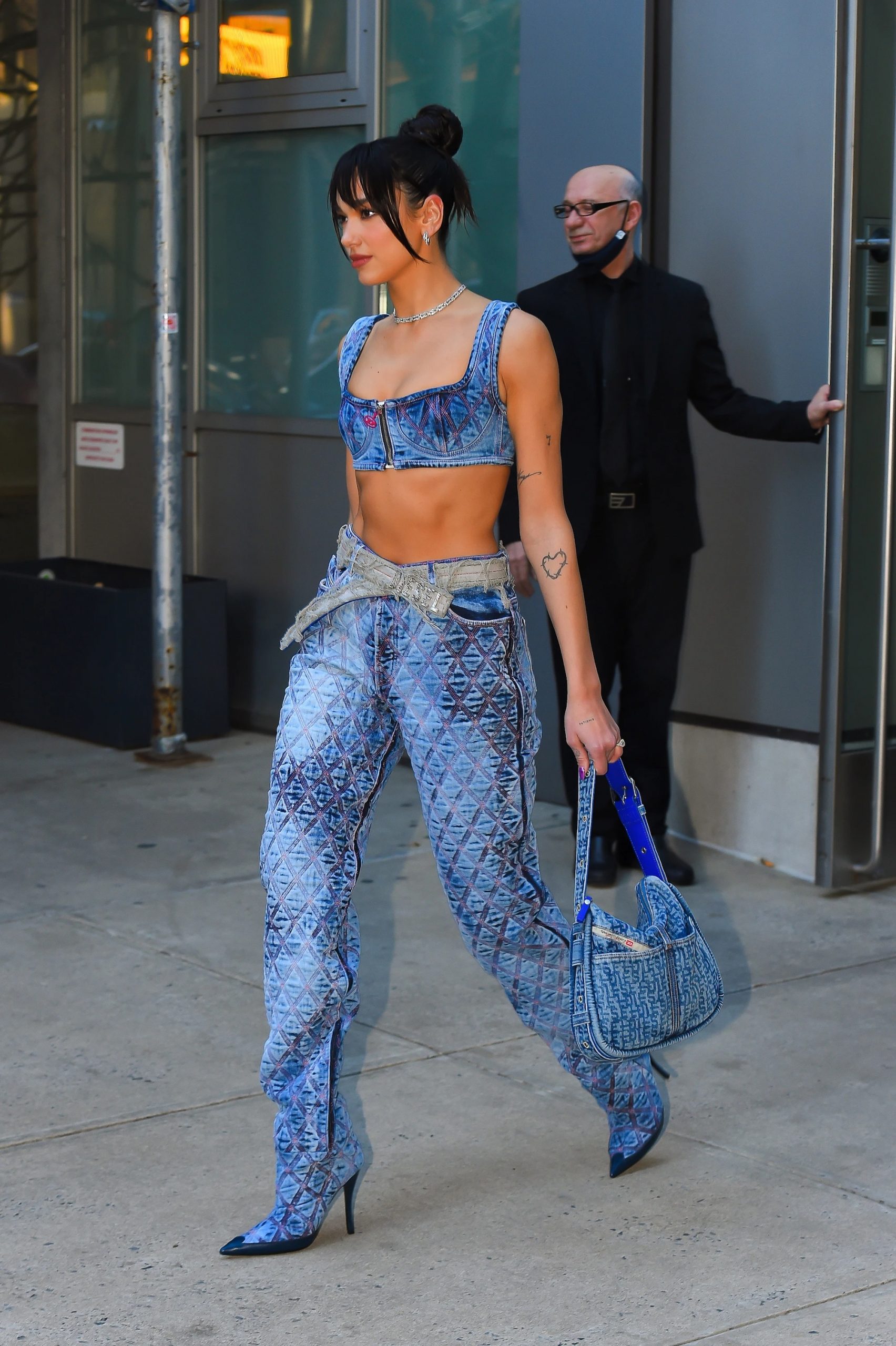 Dua Lipa mặc trang phục denim on denim