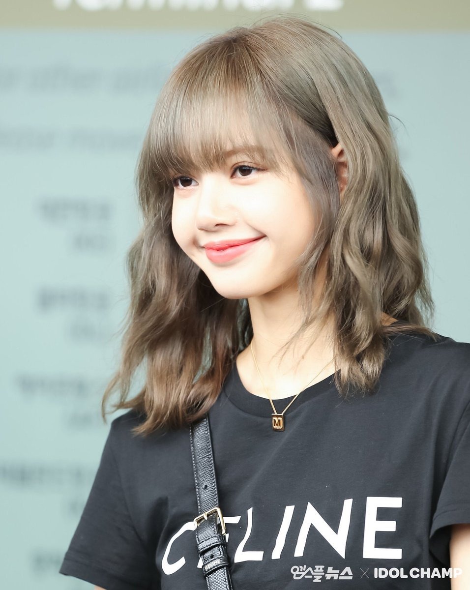 Da ngăm Lisa Blackpink màu tóc nâu lạnh ánh khói mới lạ 