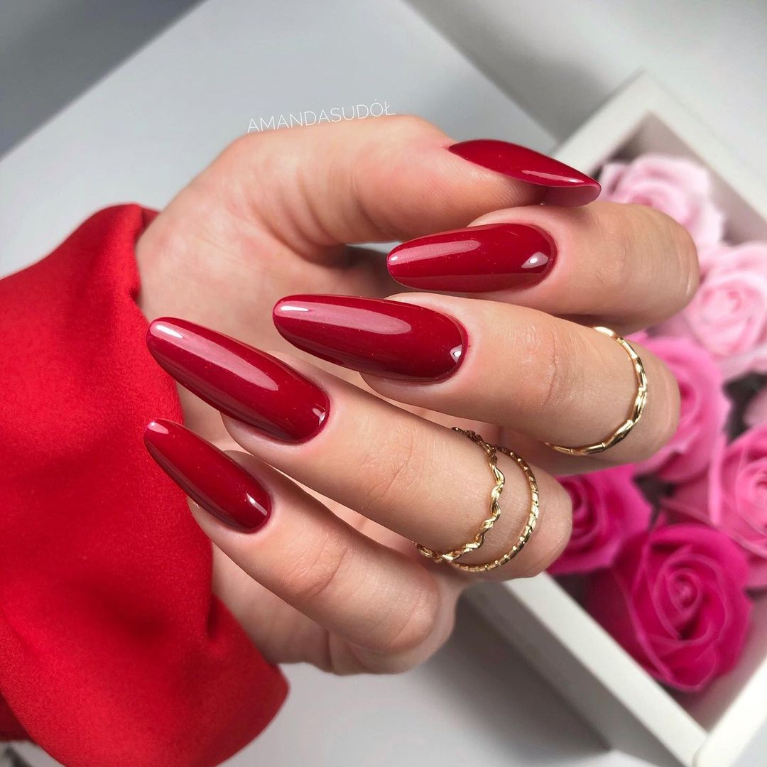 Móng tay màu đỏ cổ điển (Classic Red Manicure)