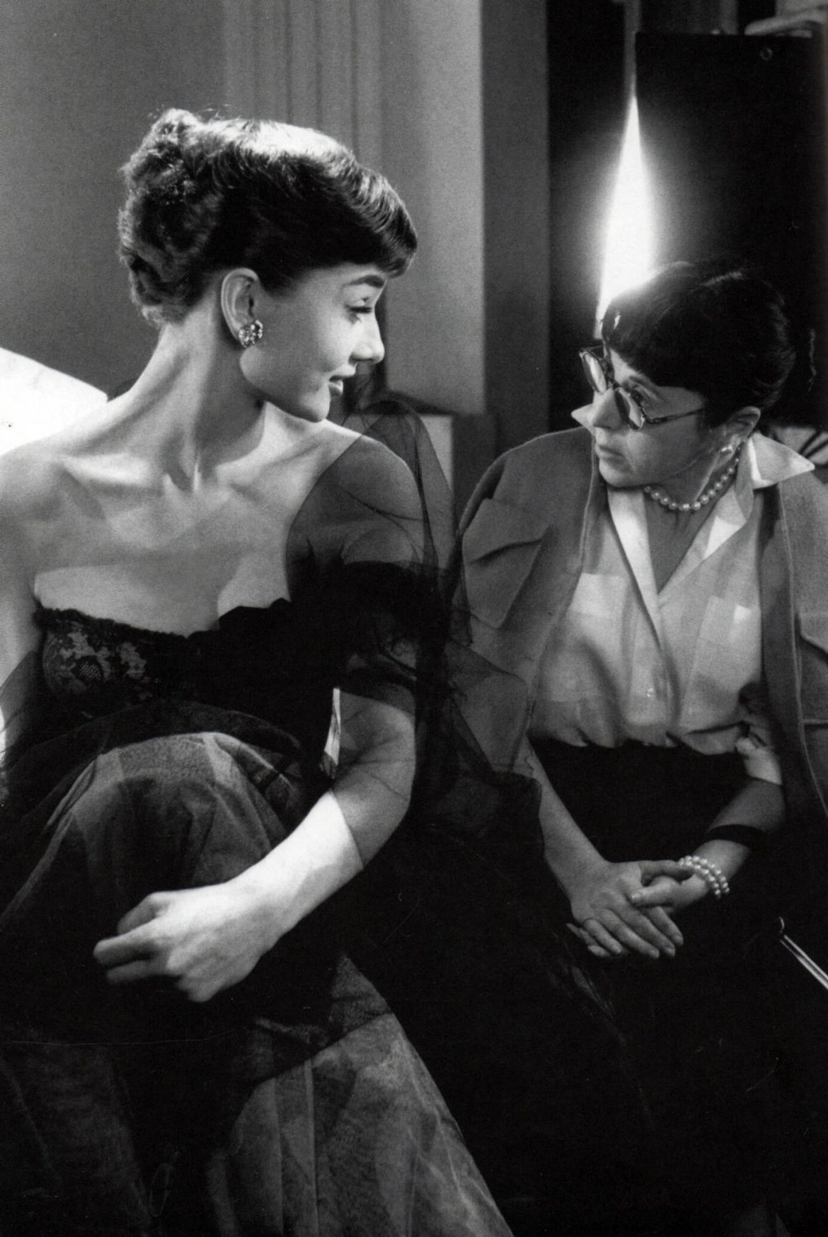 Edith Head trò chuyện với Audrey Hepburn