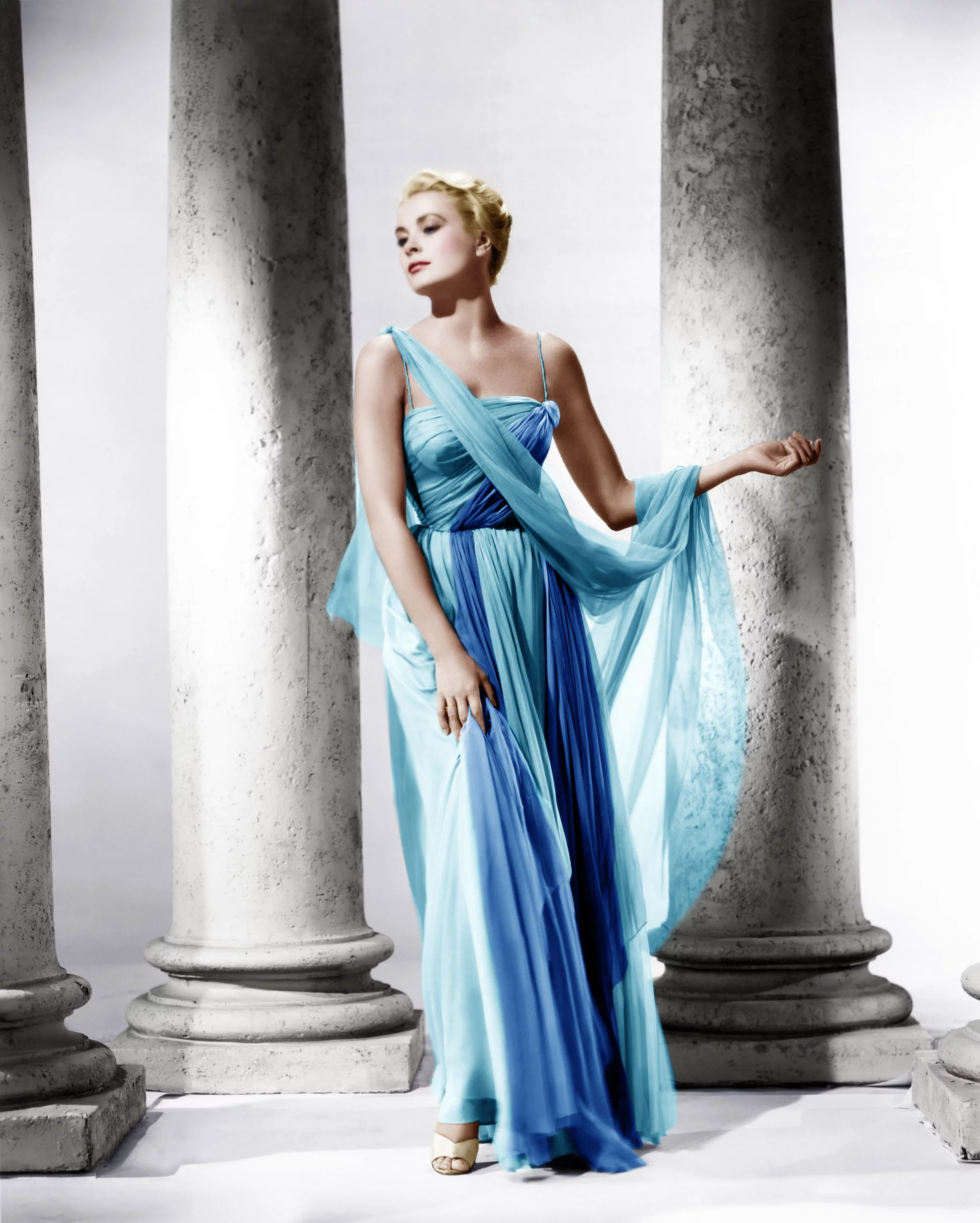 Váy xanh của Grace Kelly do Edith Head thiết kế