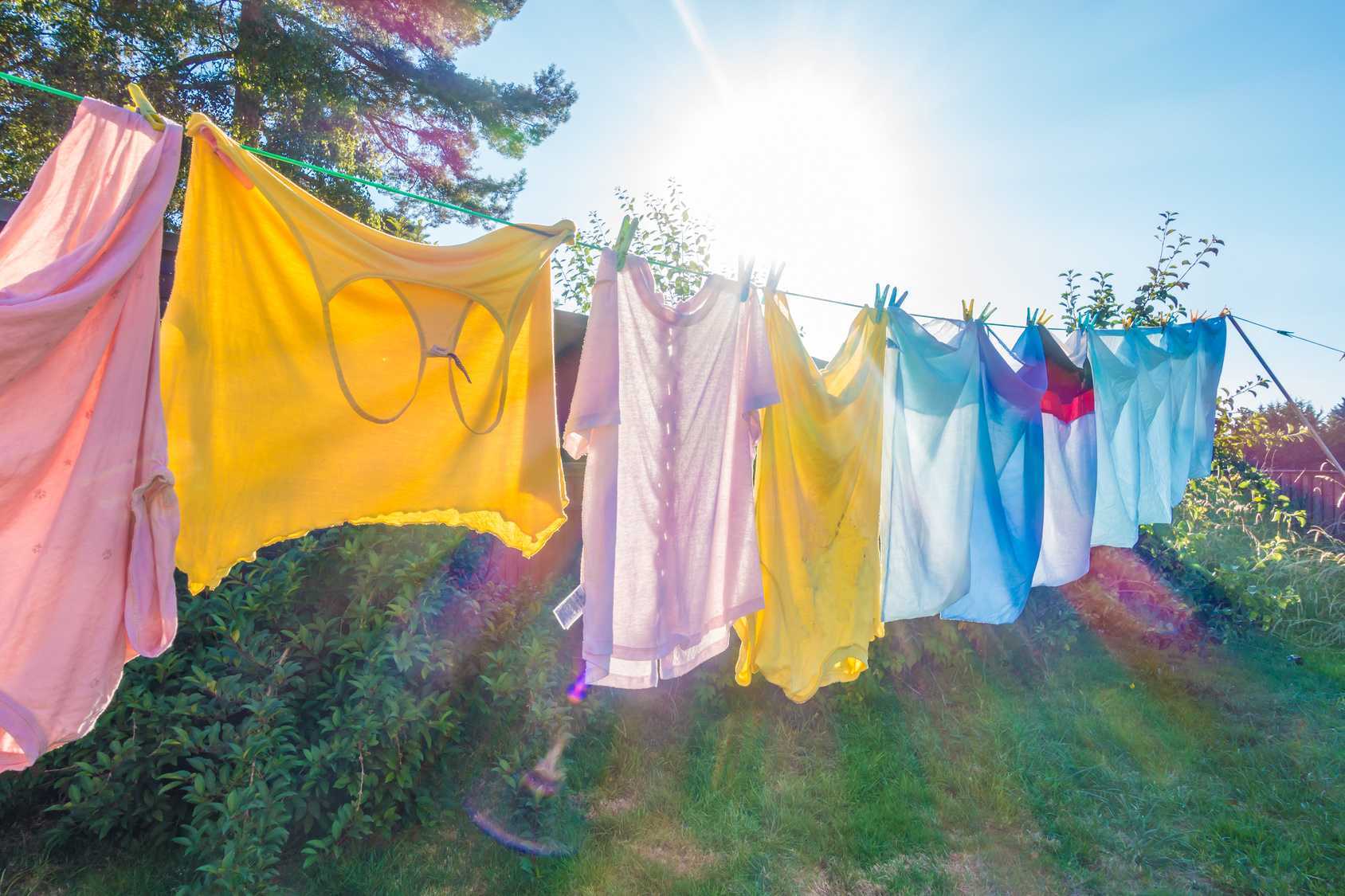 Phơi đồ ngoài trợi - tips giặt đồ thân thiện môi trường