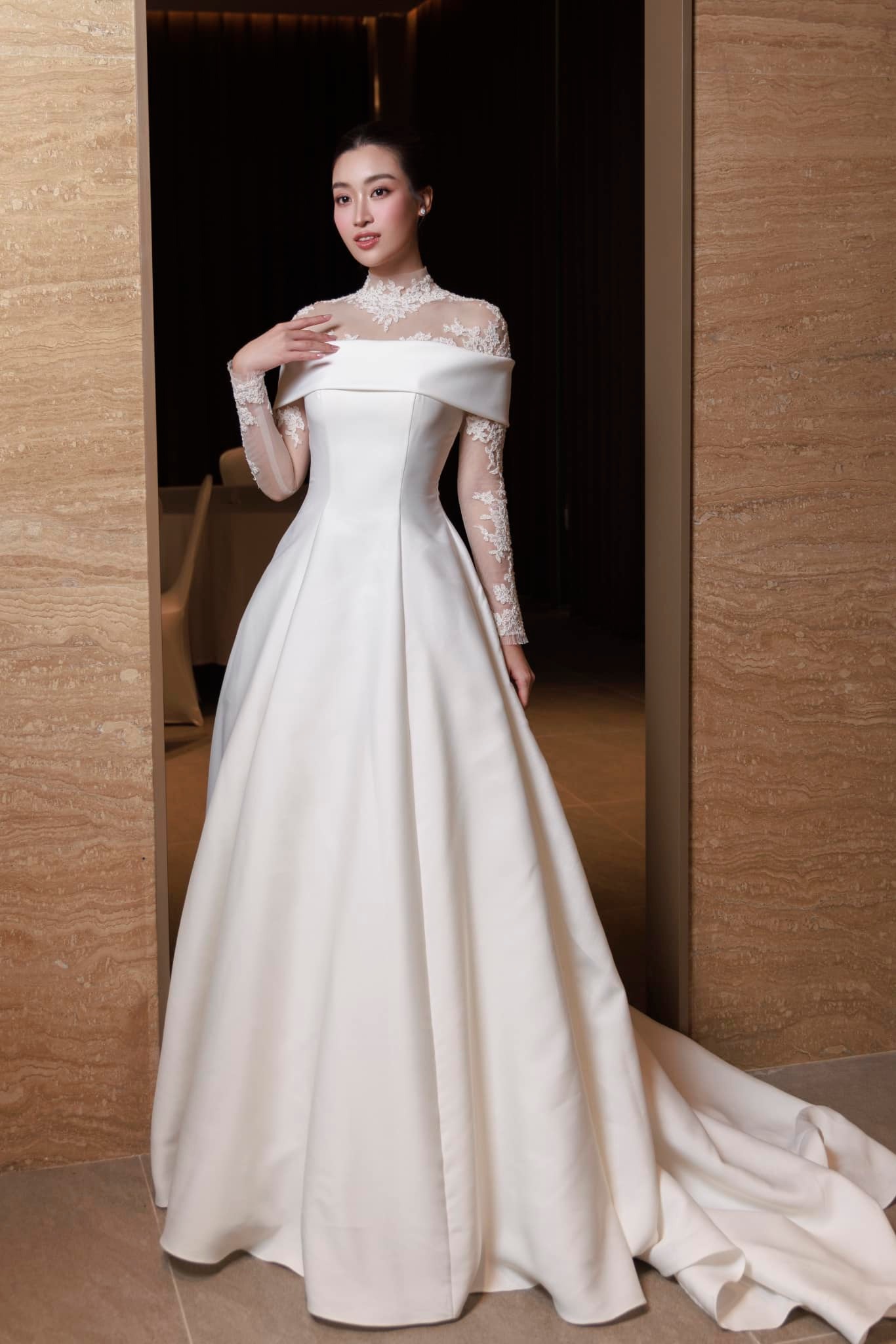Váy cưới của Đỗ Mỹ Linh càng thêm lộng lẫy với phần ren thưa
