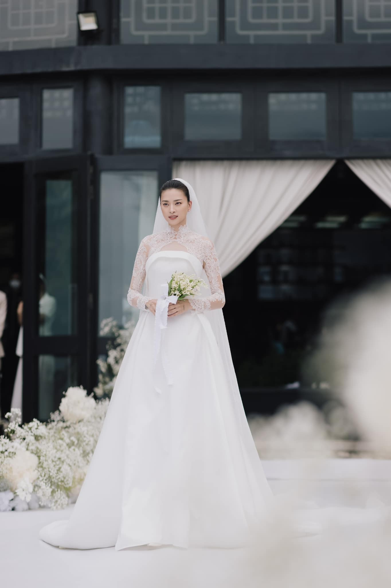 váy cưới ren của Ngô Thanh Vân